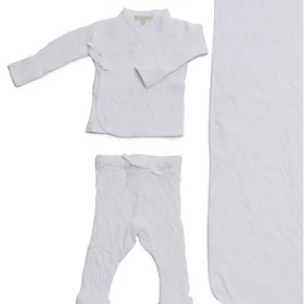 Barefoot dreams newborn white set. Great coming home outfit